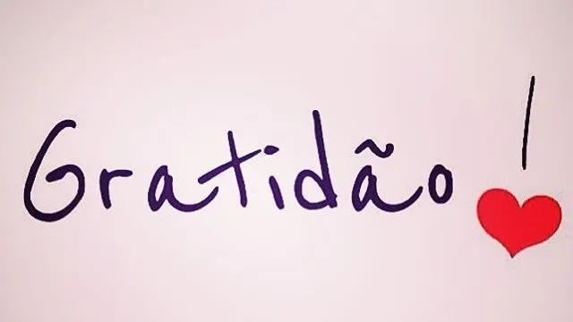 A palavra Gratidão escrita à mão com um coração vermelho