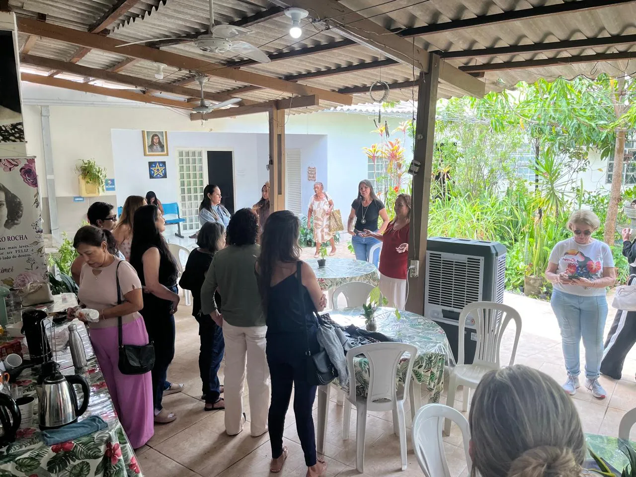 Pessoas reunidas no pátio da Casa Meimei durante um encontro aberto à comunidade