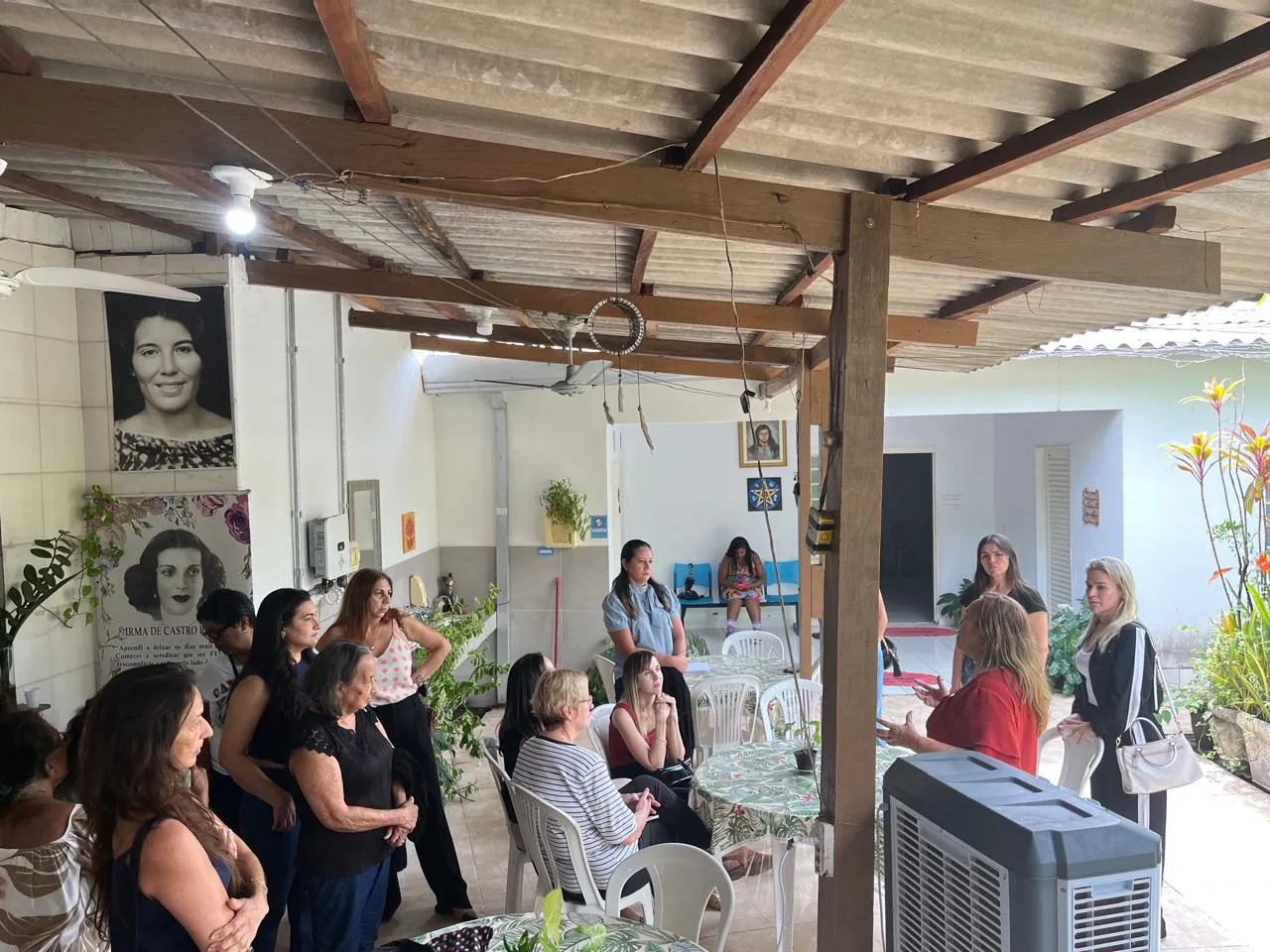 Participantes conversando em roda no pátio arborizado da Casa Meimei