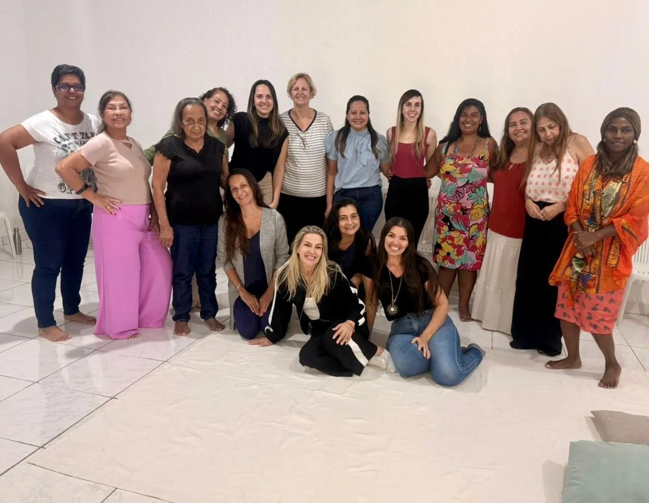 Turma grande reunida após um encontro de Constelação Familiar