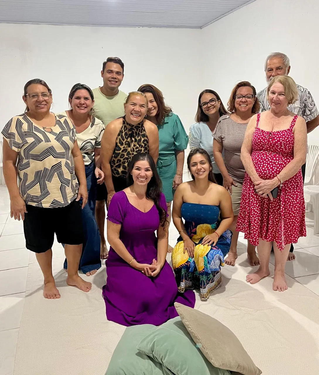 Grupo de Constelação Familiar reunido na sala da Casa Meimei, sorrindo para a foto